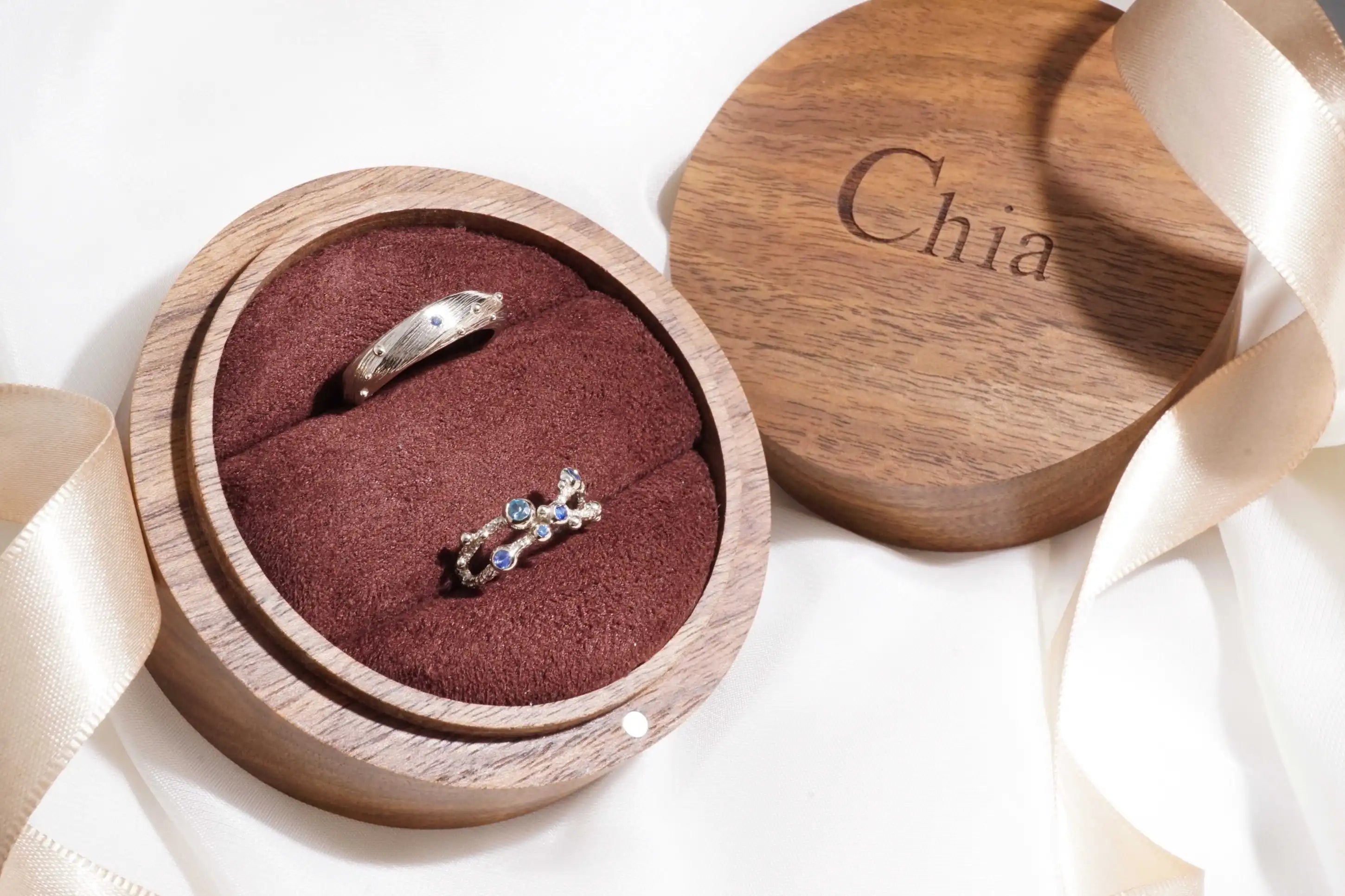 Customer review and recommandation of Chia Jewelry unique handmade custom blue sapphire gold wedding rings inspired by sea. With special design and texture.