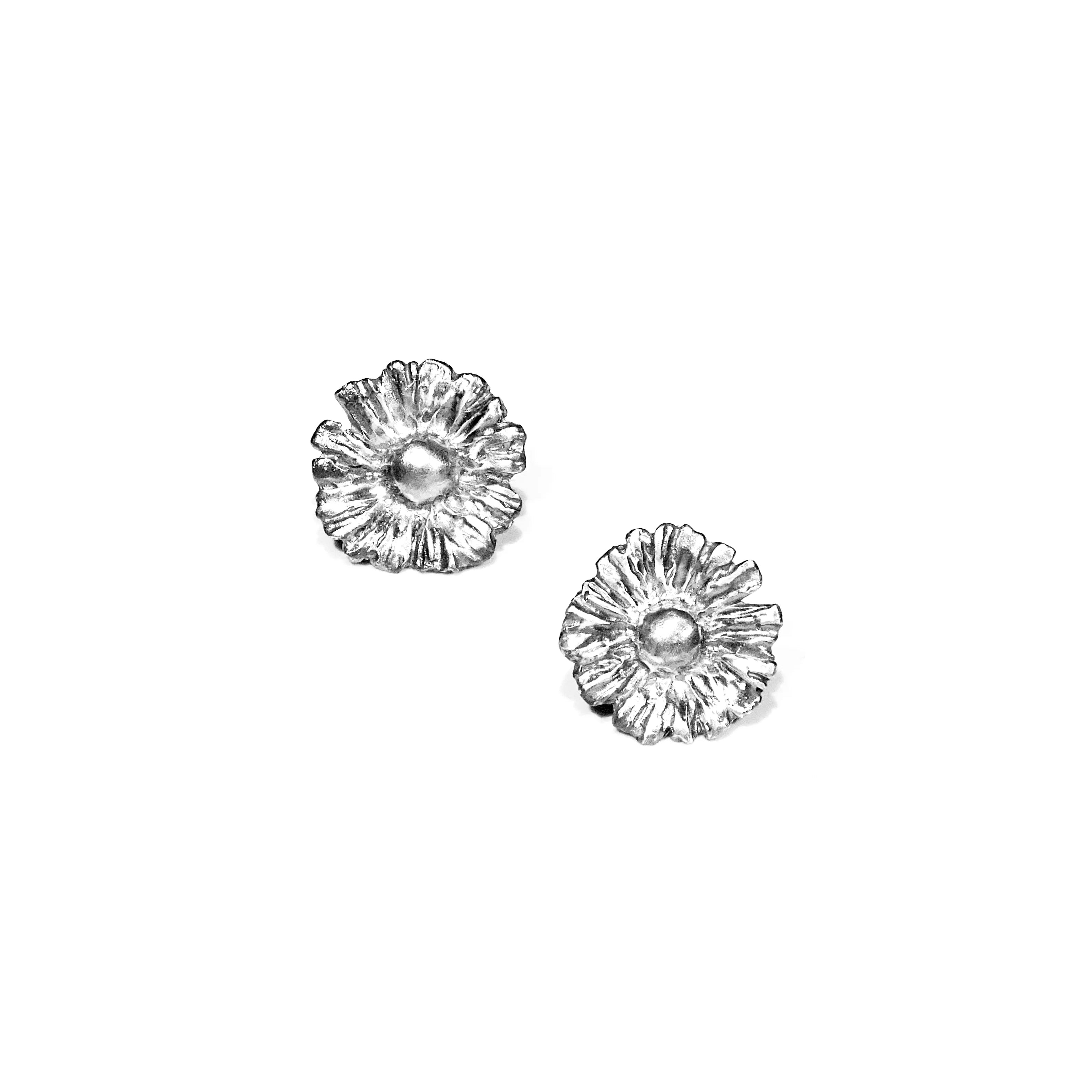DaisySilverStudEarrings-1.webp