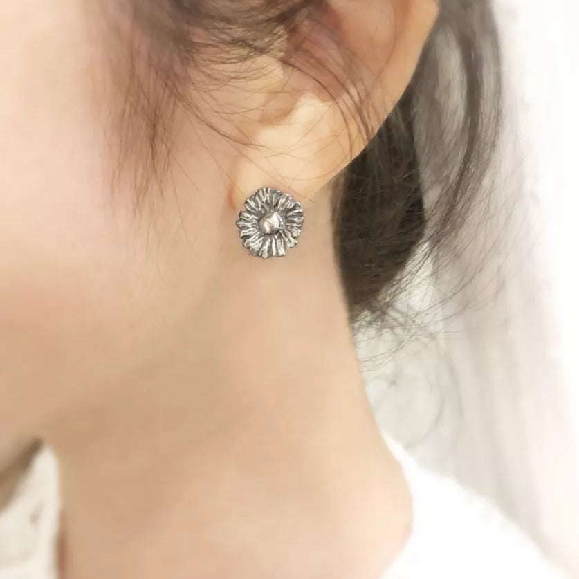 DaisySilverStudEarrings-3.webp
