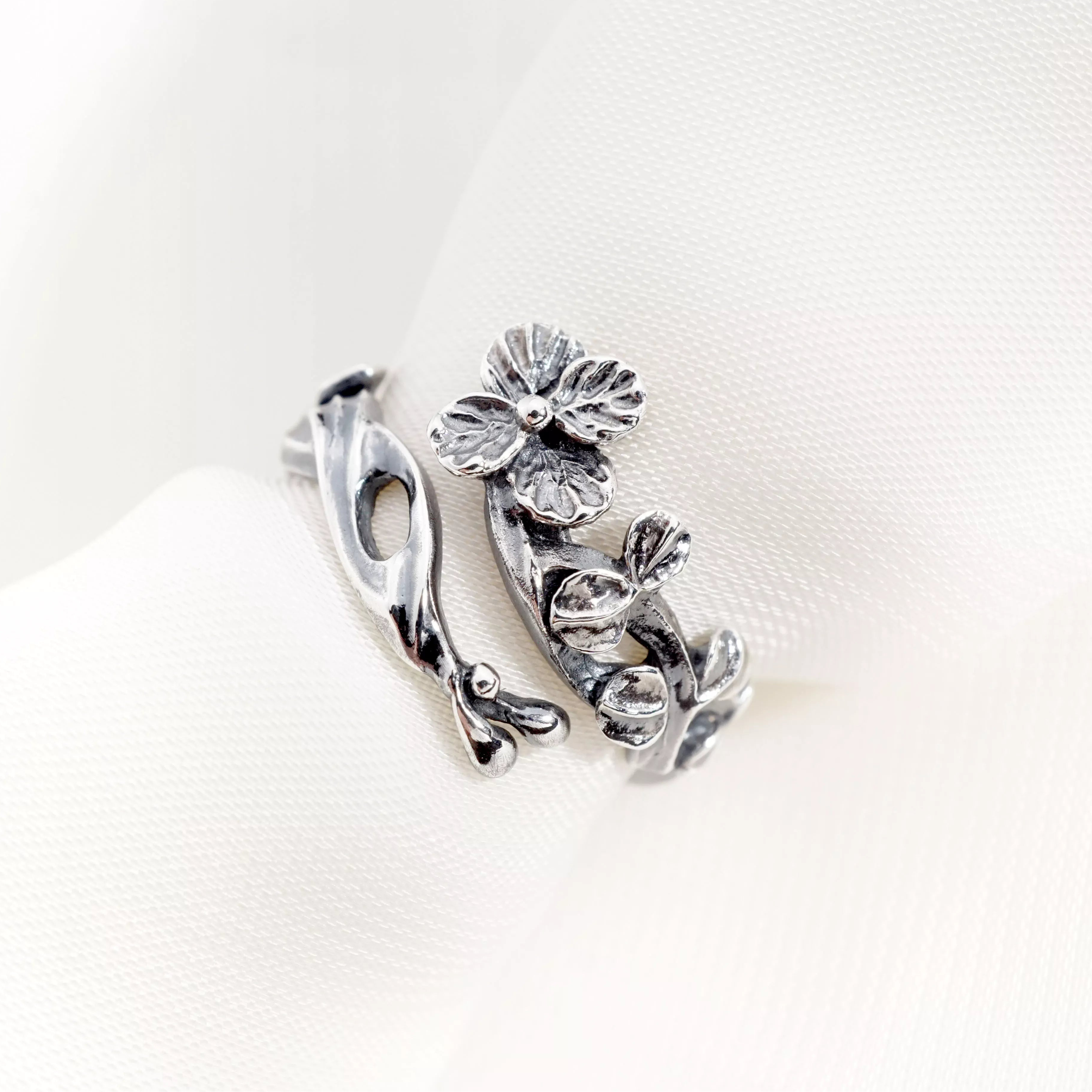Adjustable Eucalyptus Ring Inspired by Nature