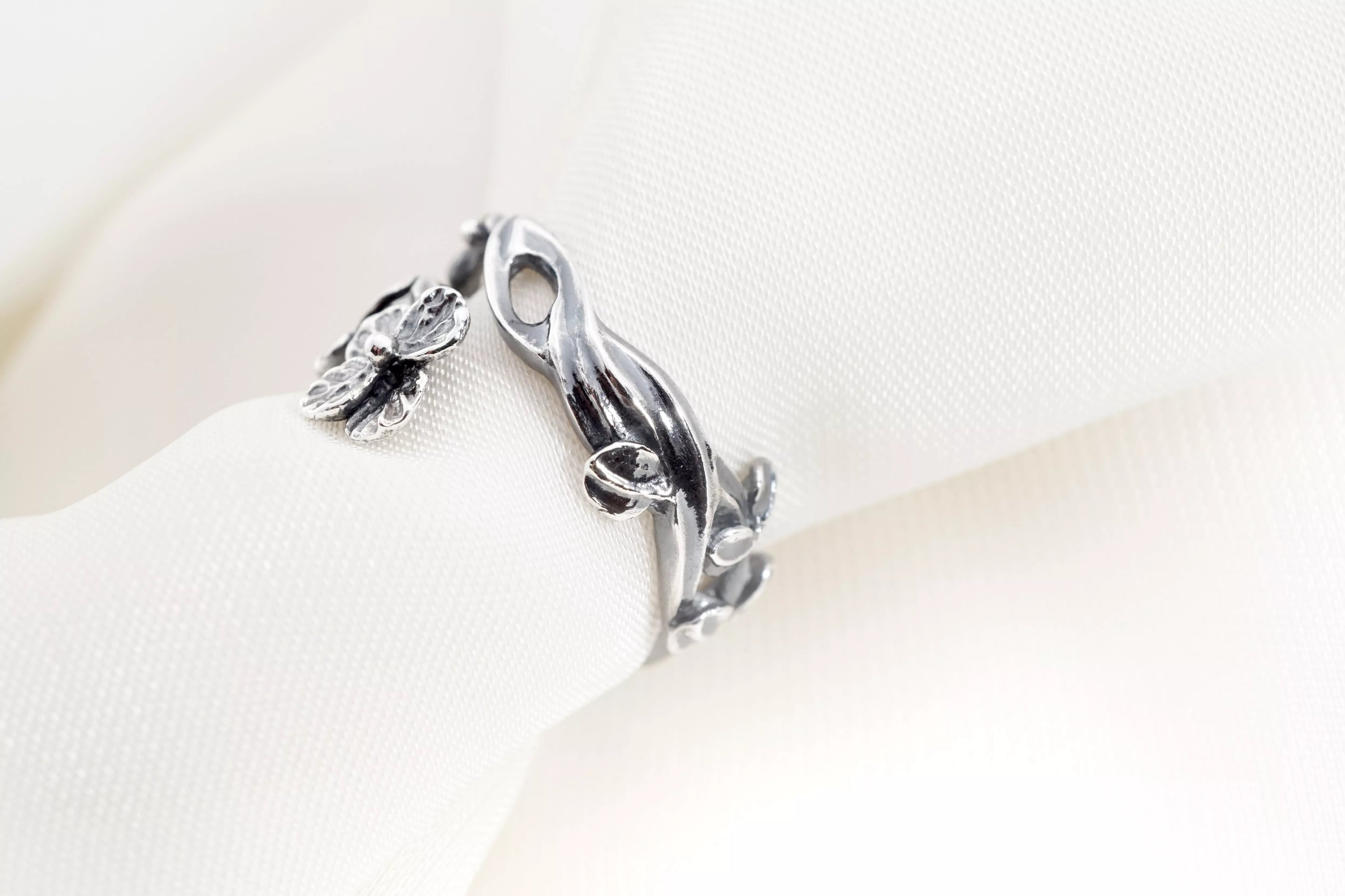 Adjustable Eucalyptus Ring Inspired by Nature