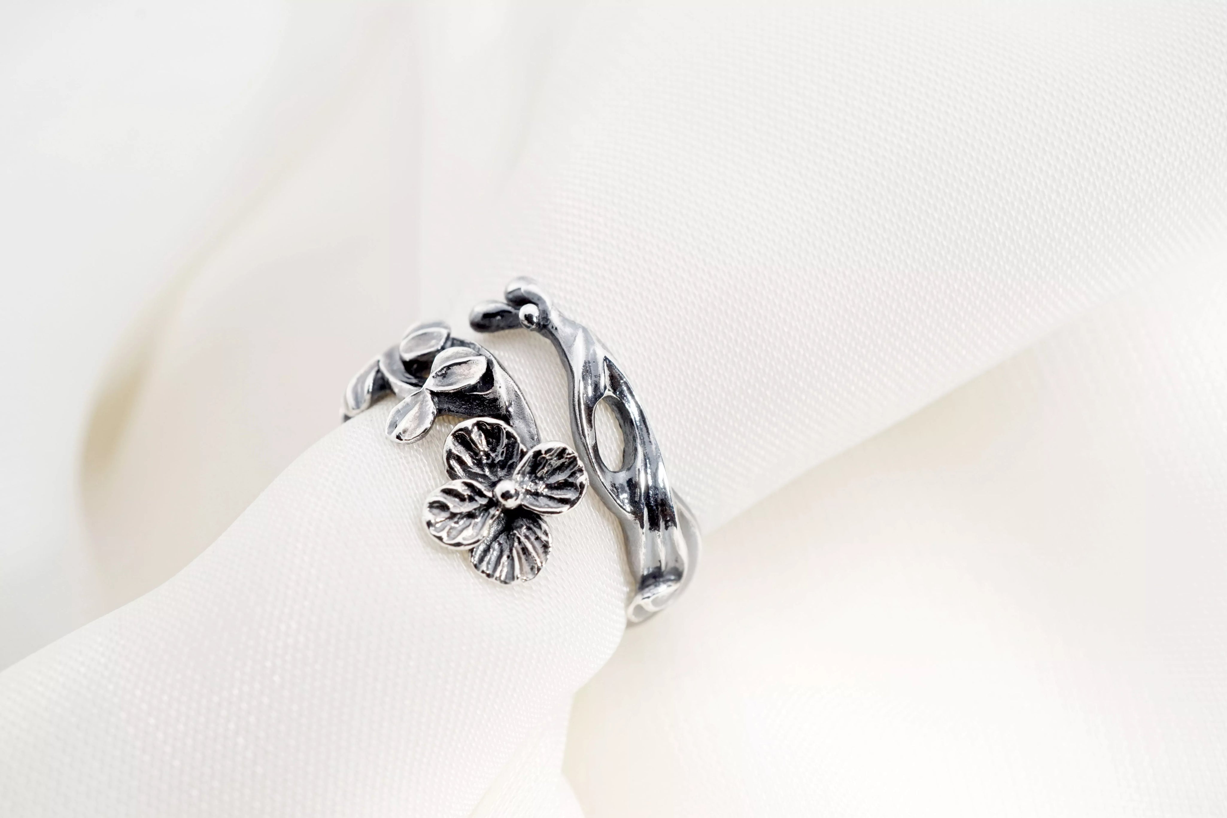 Adjustable Eucalyptus Ring Inspired by Nature